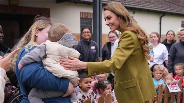 Prinzessin Kate warnt vor Entfremdung durch Smartphones Kate beim Besuch einer Wohltätigkeitsorganisation in Oxford.