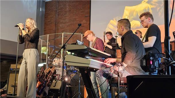 Sängerin mit Band auf Bühne