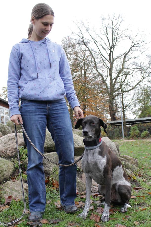 Katharina Kalicinski mit Schulhündin Grey.