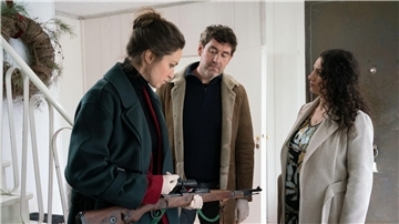 Katharina Tempel (Franziska Hartmann, l-r), Georg König (Stephan Szasz) und Dela Tahiri (Hanife Sylejmani) in einer Szene des Films „Was wir verbergen“.