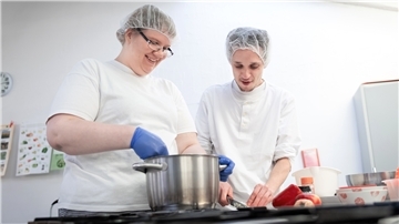 Kathrin Klinghammer und Dominik Dettmann machen eine Reha-Ausbildung bei der BBB (Berufliche Bildung Bremerhaven).