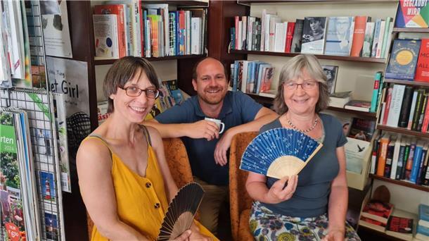Buchhandlung Hübener räumt gleich zwei Preise ab Katja Müller, Jens Fleischer und Petra Riggers sind ein eingespieltes Team mit jahrelanger Erfahrung.