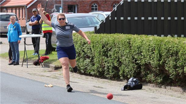 Mandy Sanders vom KBV Reitland führt in der Championstour nur noch knapp Katrin Bruns vom KBV Schweewarden beim Boßeln