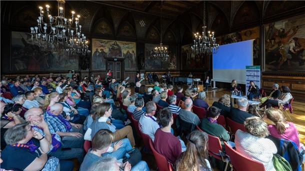 Schlampe und noch schlimmer: Wie Frauen beschimpft werden Katrin Göring-Eckardt, Irme Stetter-Karp, Luisa Neubauer und Moderatorin Katharina Norpoth, sitzen auf dem Deutschen Katholikentag im Festsaal des Rathauses bei einer Podiumsdiskussion.