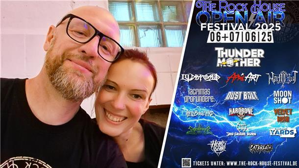 Deichkutten-Podcast #9 - Lichterketten, Bier und Bands - Die Planung des Rock House Festivals in Lox Zwei Menschen lächeln in die Kamera daneben ist ein Plakat zu sehen.