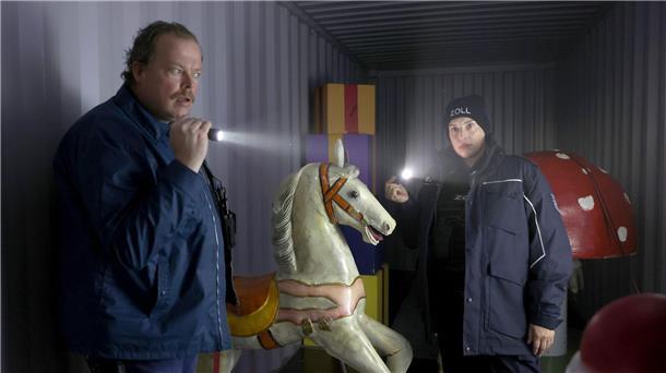 Katta Strüwer (Elena Uhlig) und Gero von Bernbeck (Bernd Hölscher) überprüfen das Innere des verdächtigen Containers in einer Szene vom „Bremerhaven-Krimi - Tödliche Fracht“.