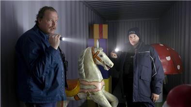 Katta Strüwer (Elena Uhlig) und Gero von Bernbeck (Bernd Hölscher) überprüfen das Innere des verdächtigen Containers in einer Szene vom „Bremerhaven-Krimi - Tödliche Fracht“.