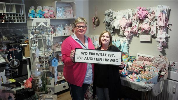 Kaum Corona-Hilfen: Susanne Höpken (links) und Sonja Greulich geben ihr Laden-Café in Brake trotzdem nicht auf.