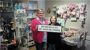 Kaum Corona-Hilfen: Susanne Höpken (links) und Sonja Greulich geben ihr Laden-Café in Brake trotzdem nicht auf.