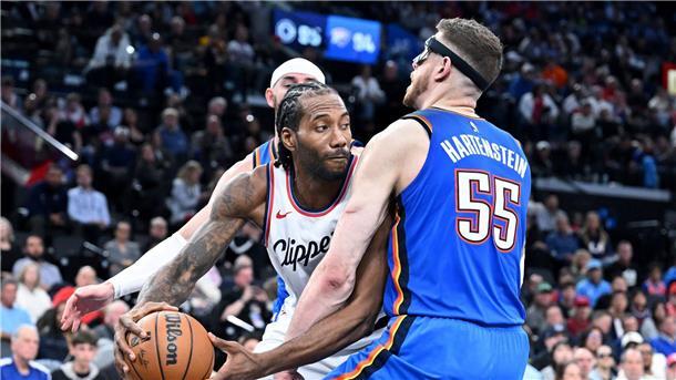 Kawhi Leonard - hier gegen Isaiah Hartenstein - ist der wichtigste Spieler der LA Clippers. (Archiv-Foto)