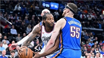 Kawhi Leonard - hier gegen Isaiah Hartenstein - ist der wichtigste Spieler der LA Clippers. (Archiv-Foto)