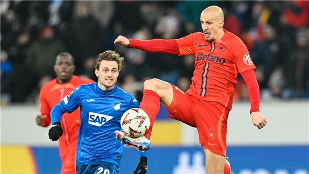 Kein Durchkommen für Hoffenheim und Jacob Bruun Larsen (l) gegen Bukarest.