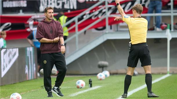 Trainer Klose unter Druck: Nürnberg verliert auch in Münster Kein guter Abend für Nürnbergs Trainer Miroslav Klose - diese Gelbe Karte durch Schiedsrichter Jarno Wienefeld aber erhielt sein Co-Trainer Javier Pinola hinter ihm.