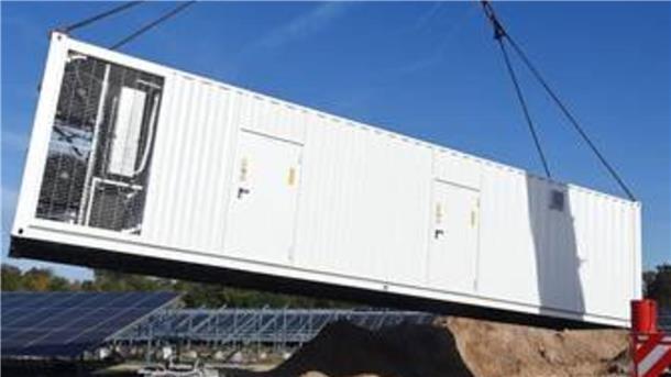  Batteriegroßspeicher kommen in Elementen, die einem Überseecontainer ähneln.