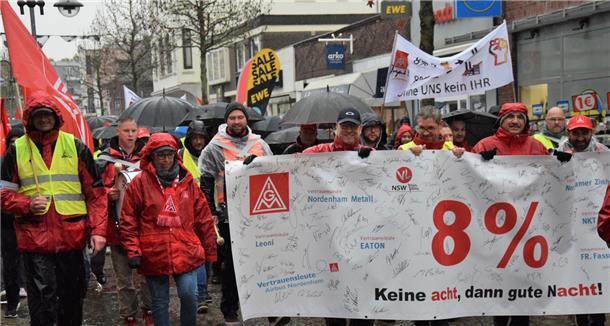 „Keine acht, dann gute Nacht!“: Auch durch die Fußgängerzone ging es für den Demonstrationszug.