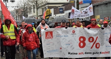 „Keine acht, dann gute Nacht!“: Auch durch die Fußgängerzone ging es für den Demonstrationszug.