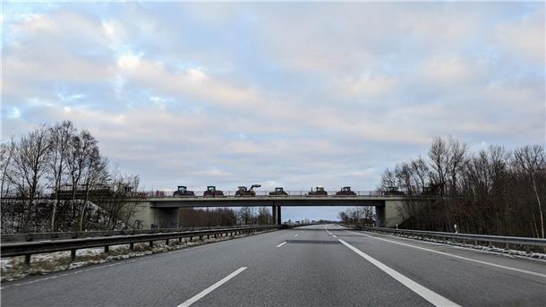 Bauernproteste: Heute Morgen wird der Hafen in Bremerhaven blockiert Keine Autos auf der Autobahn, dafür viele Trecker auf der Brücke.