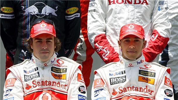 Verstappen-Aufholjagd nach Fahrstunde in der „Grünen Hölle“ Keine besten Freunde - damals kostete ein Giftduell einem der McLaren-Fahrer die WM.