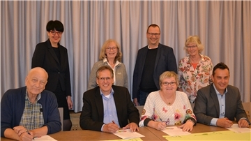 Keine Frage, sie freuen sich – SPD und Grüne haben am Mittwoch ihre Zusammenarbeit im Kreistag besiegelt (von links): Wolfgang Steen, Katja Brößling, Claus Johannßen, Marianne Peus, Gunnar Böltes, Eva Viehoff, Elke Roskosch-Buntemeyer und Oliver Lottke. Foto Hansen