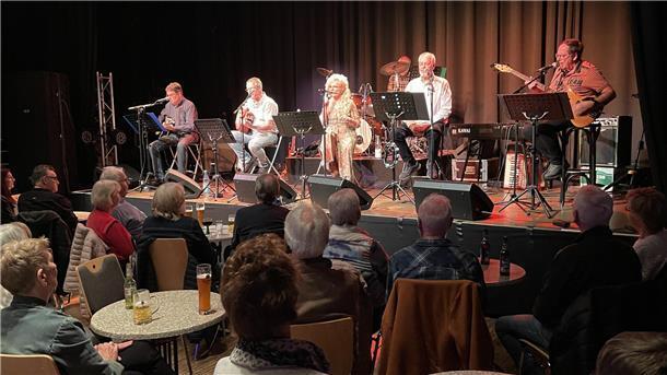 Wiederhören macht Freude: EAL betört das Publikum in der ausverkauften Jahnhalle Lehrerband, EAL, Jahnhalle