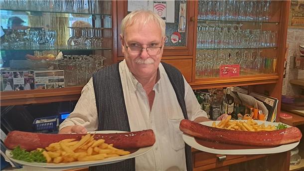 Mensings Gaststätte im Cuxland macht dicht: So riesig war die XXL-Currywurst Keine optische Täuschung: Die XXL-Currywüste bei Wolfgang Mensing wiegen 600 Gramm.