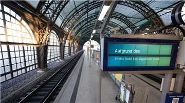 Keine Züge und keine Menschen im Hauptbahnhof Dresden.
