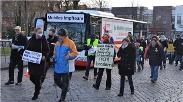 Keines Blickes würdigen die „Spaziergänger“ bei ihrer Kundgebung am Sonntag in Cuxhaven das Mobile Impfteam des Landkreises.