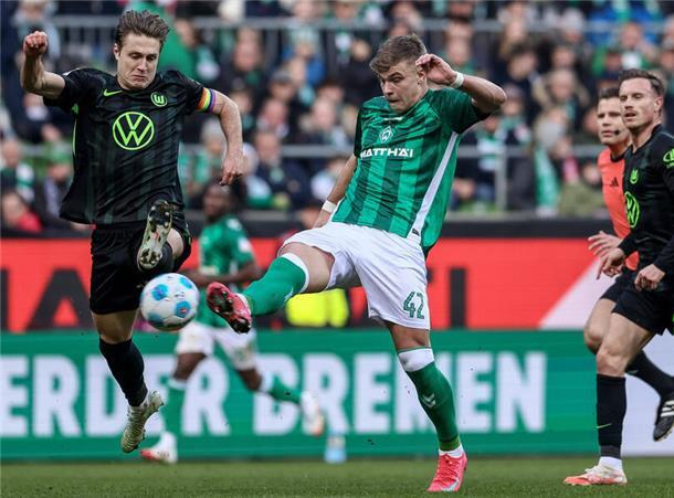 Junge Fußballer aus der Region Zeven auf den Spuren von Thomforde und Bargfrede Keke Topp spielt aktuell beim SV Werder Bremen und ist derzeit der bekannteste junge Fußballer aus der Region, der Karriere im Profi-Fußball macht.