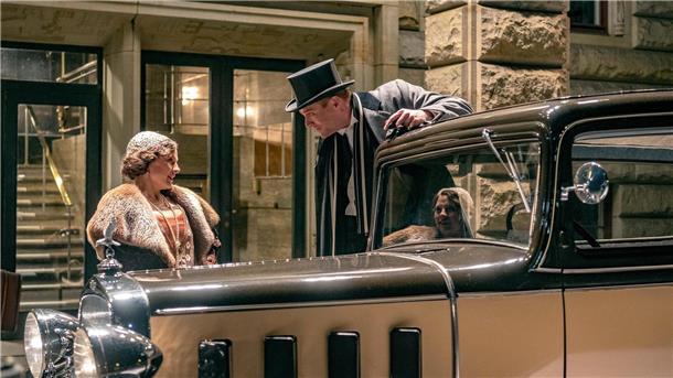 Ken Duken als Hans Albers und Picco von Grote als Hansi Burg verliebt in einer Filmszene vor dem Chevrolet von Ingo Ehmann aus Nordenham.