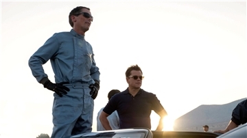 Ken Miles (Christian Bale, l) und Carroll Shelby (Matt Damon) in einer Szene von „Le Mans 66 - Gegen jede Chance“.