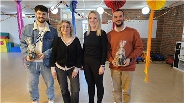 Vier Personen stehen in einem geschmückten Kita-Raum. Die Stadt Nordenham hat zwei Grundschullehrer aus Spanien angeworben, die hier in zwei Kitas angestellt werden.
