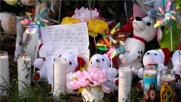 Nach tagelanger Fahndung ist Todesschütze von Texas gefasst Kerzen, Blumen und Kuscheltiere im Gedenken an die Getöteten in Texas.