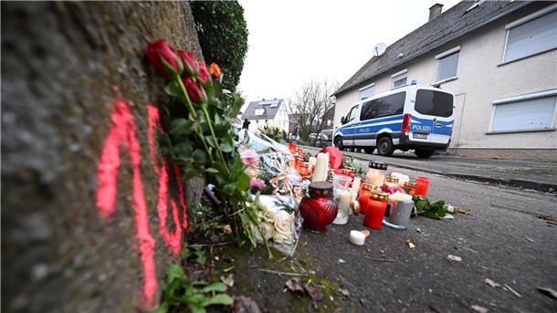 Verdächtiger von Illerkirchberg schweigt Kerzen und Blumen am Tatort, an dem zwei Mädchen von einem Mann mit einem Messer angegriffen wurden.