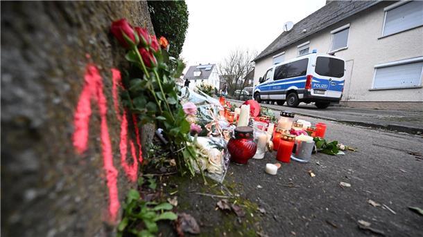 „Reine Zufallsopfer“ - Illerkirchberg-Prozess hat begonnen Kerzen und Blumen Anfang Dezember 2022 am Tatort in Illerkirchberg.