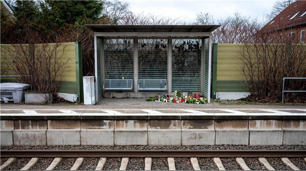 Nach Messerattacke im Zug: Justizsenatorin gerät unter Druck Kerzen und Blumen im Bahnhof Brokstedt: Bei der Messerattacke in einem Regionalzug wurden zwei junge Menschen getötet und fünf verletzt.