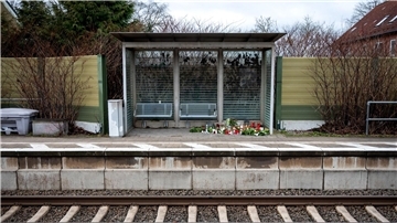 Kerzen und Blumen im Bahnhof Brokstedt: Bei der Messerattacke in einem Regionalzug wurden zwei junge Menschen getötet und fünf verletzt.