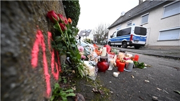 Kerzen und Blumen stehen im Dezember vergangenen Jahres am Tatort in Illerkirchberg.