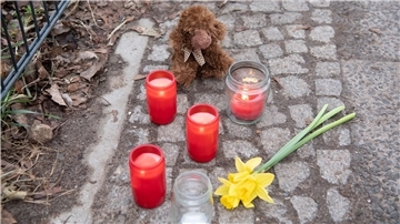 Kerzen und Blumen stehen unweit der Stelle, an der das verletzte Mädchen gefunden wurde. Trotz Reanimation verstarb es.