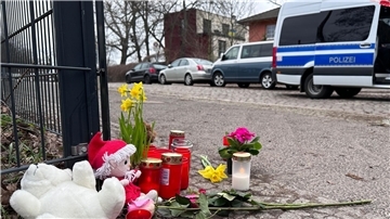 Kerzen und Blumen stehen unweit der Stelle, an der das verletzte Mädchen gefunden wurde. Trotz Reanimation verstarb es.