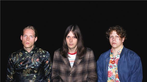 Die Nerven liefern das Album zur tristen Zeit Kevin Kuhn (Schlagzeug), Julian Knoth (Bass und Gesang) und Max Rieger (Gitarre und Gesang) sind Die Nerven.