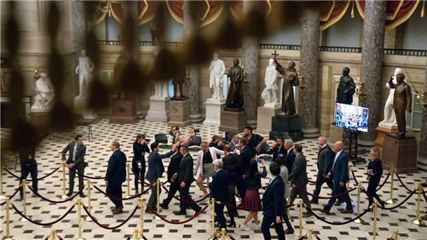 US-Repräsentantenhaus vertagt weitere Chefposten-Abstimmung Kevin McCarthy (5.v.r) kehrt zum Plenarsaal zurück, nachdem sich das Repräsentantenhaus für den Abend vertagt hat.