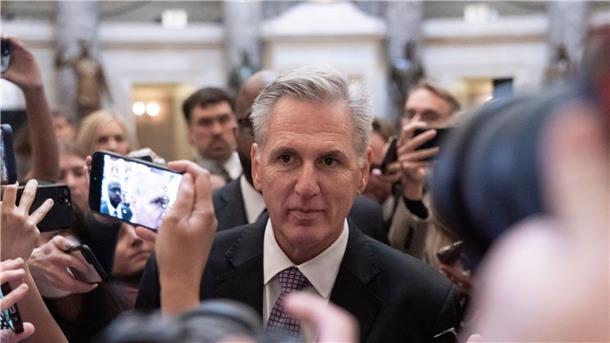 Drama um McCarthy: Abstimmung über Chefposten erneut vertagt Kevin McCarthy auf dem Weg zum Plenarsaal.