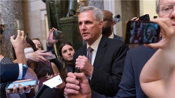 Drama um McCarthy: Abstimmung über Chefposten erneut vertagt Kevin McCarthy auf dem Weg zum Plenarsaal.