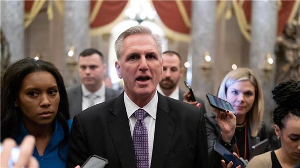 US-Repräsentantenhaus vertagt weitere Chefposten-Abstimmung Kevin McCarthy spricht nach mehreren ergebnislosen Wahlgängen mit Reportern.