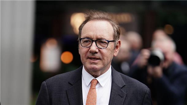 Kevin Spacey erscheint im dunklen Anzug vor dem Southwark Crown Court.