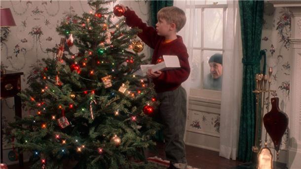 TV-Tipp heute: Kevin - Allein zu Haus - Im Stream bei Disney+ Ein Junge schmückt einen Weihnachtsbaum und wird beobachtet.