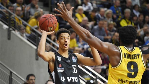 Sprungwunder Yebo bringt Athletik ins Spiel der Eisbären Kevin Yebo (links) - hier noch im Dress der Hamburg Towers - wird kommende Saison bei den Eisbären Bremerhaven spielen.