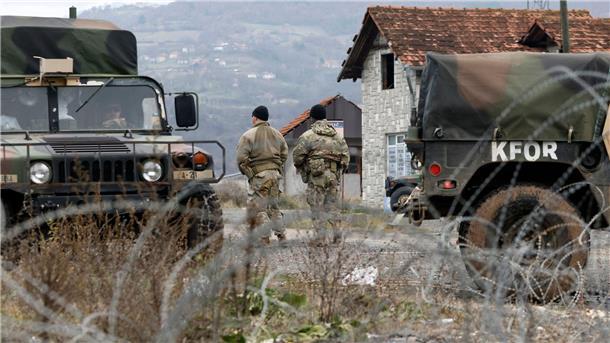 KFOR-Soldaten bewachen einen Kontrollpunkt in der Nähe des nördlichen Kosovo-Grenzübergangs von Jarinje. (Archiv)