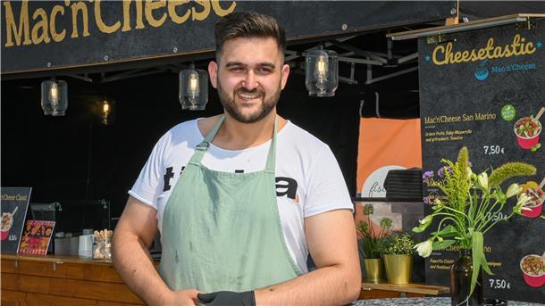 Kianoush erkennt in Käse-Makkaroni den Trend.