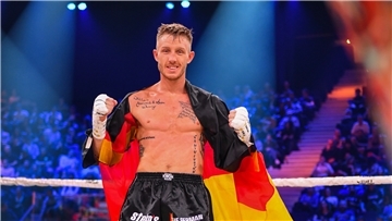 Kickboxer Pascal Schroth nach seinem Sieg gegen Giannis Boukis in München.